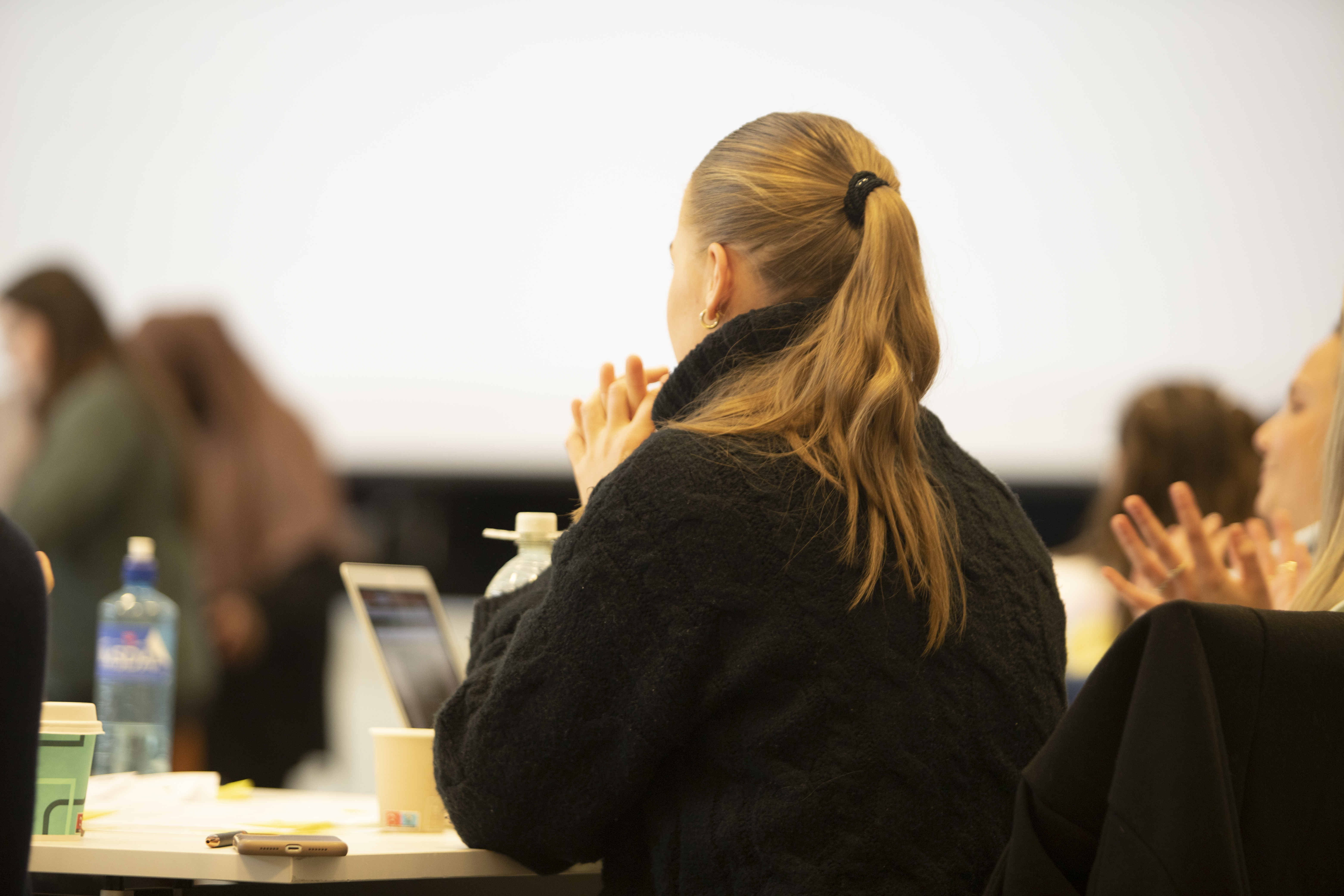 Pige sidder i klasselokale