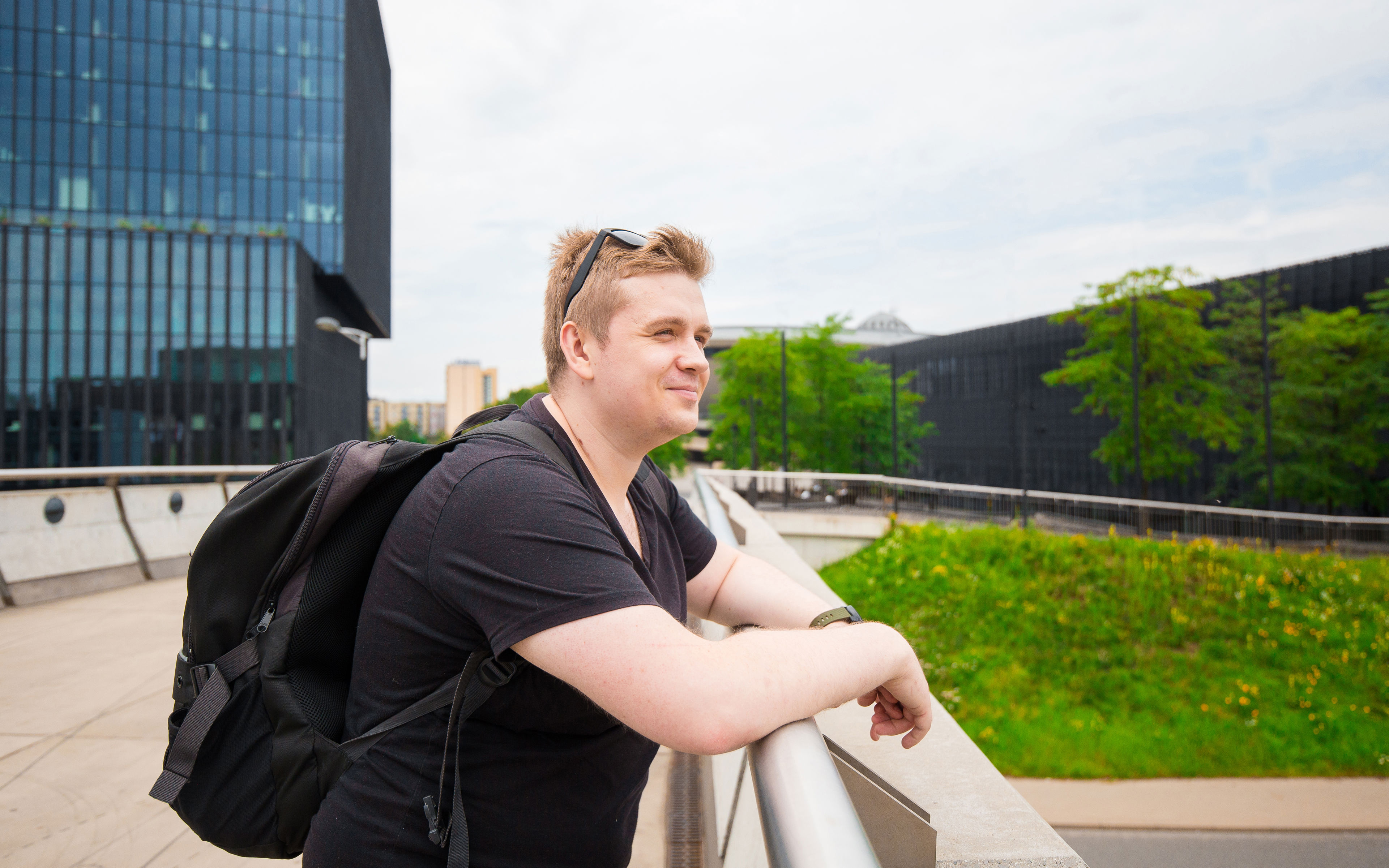Mand der står og kigger ud på natur